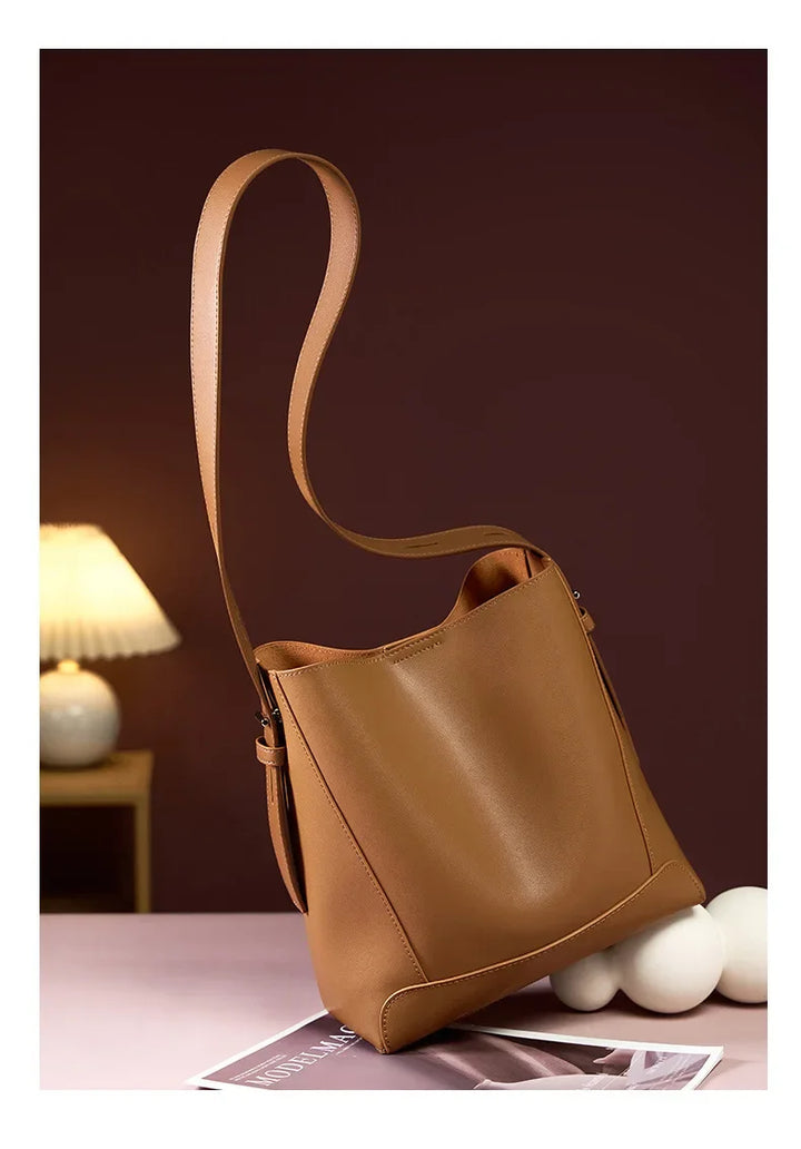 tine™ – Elegant shoulder bag in a sandy shade with strap-inspired handles