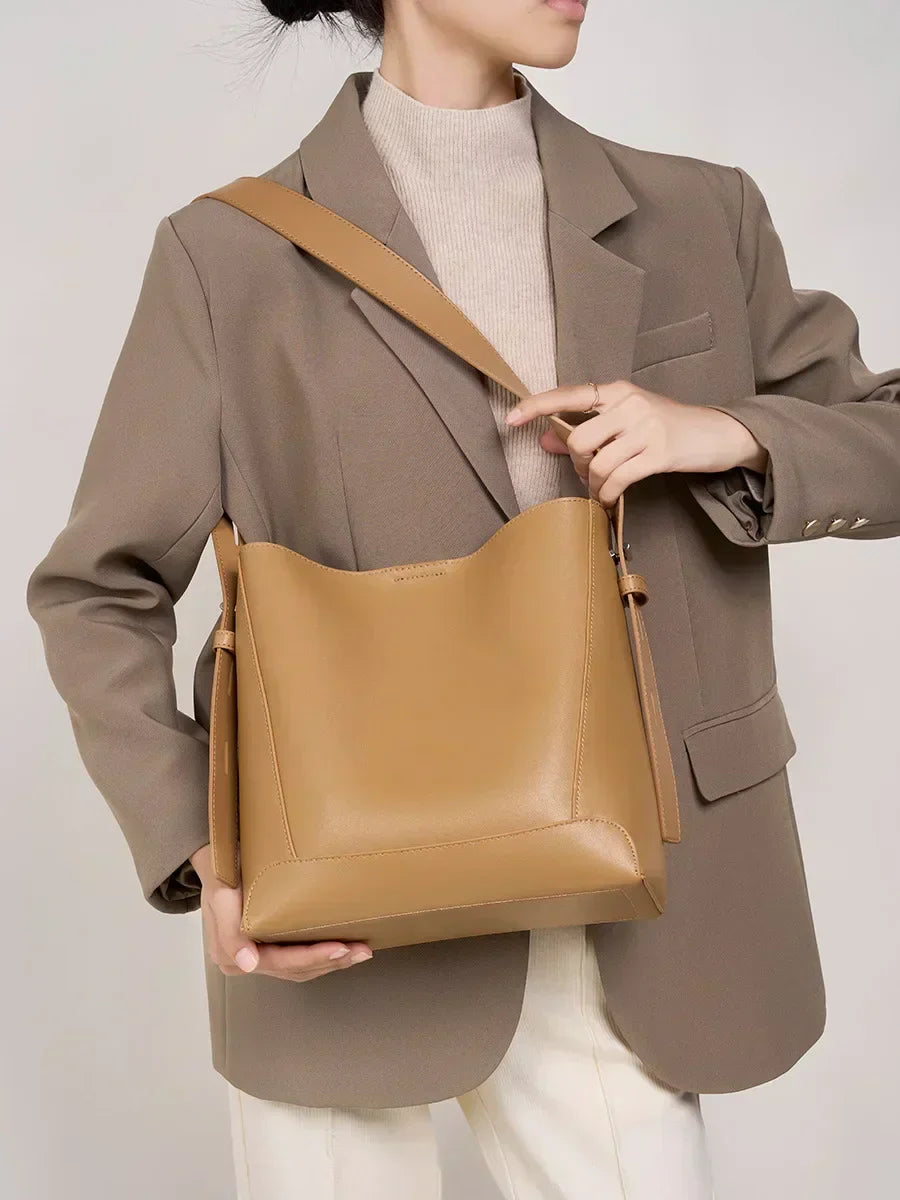 tine™ – Elegant shoulder bag in a sandy shade with strap-inspired handles