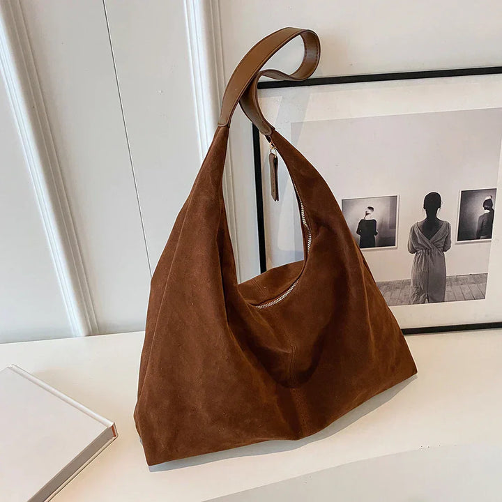 Loose hobo bag with a leather look