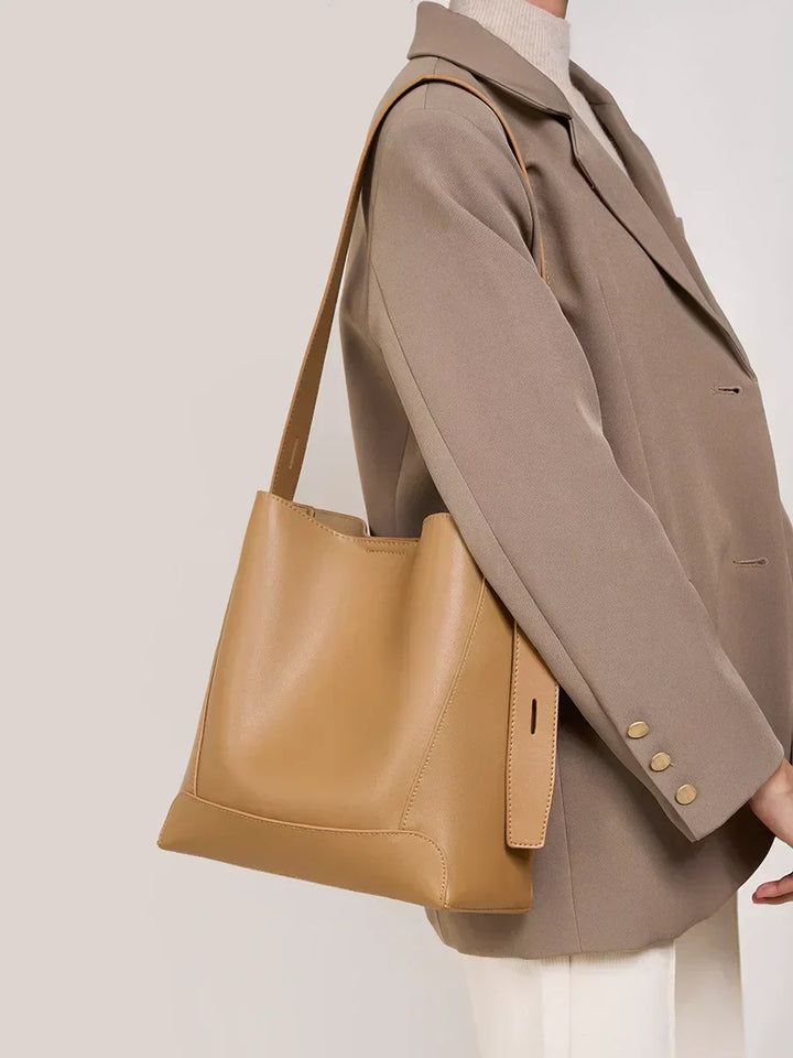 tine™ – Elegant shoulder bag in a sandy shade with strap-inspired handles