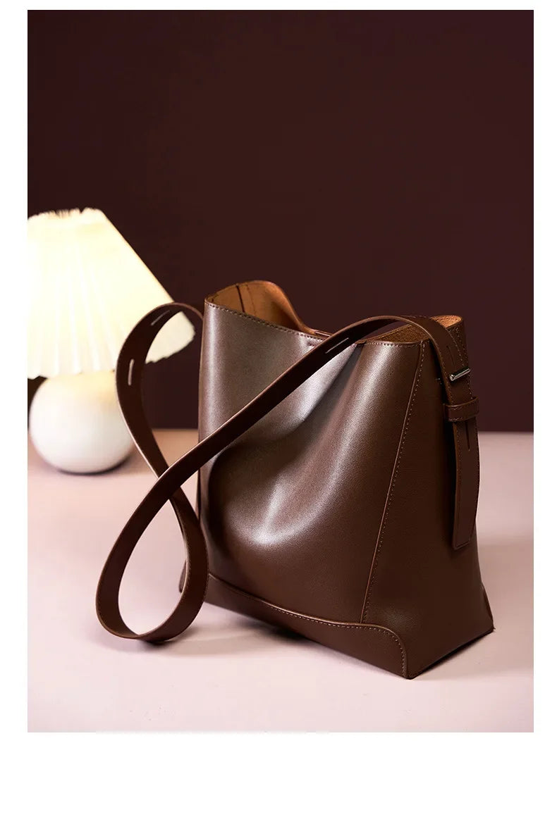 tine™ – Elegant shoulder bag in a sandy shade with strap-inspired handles