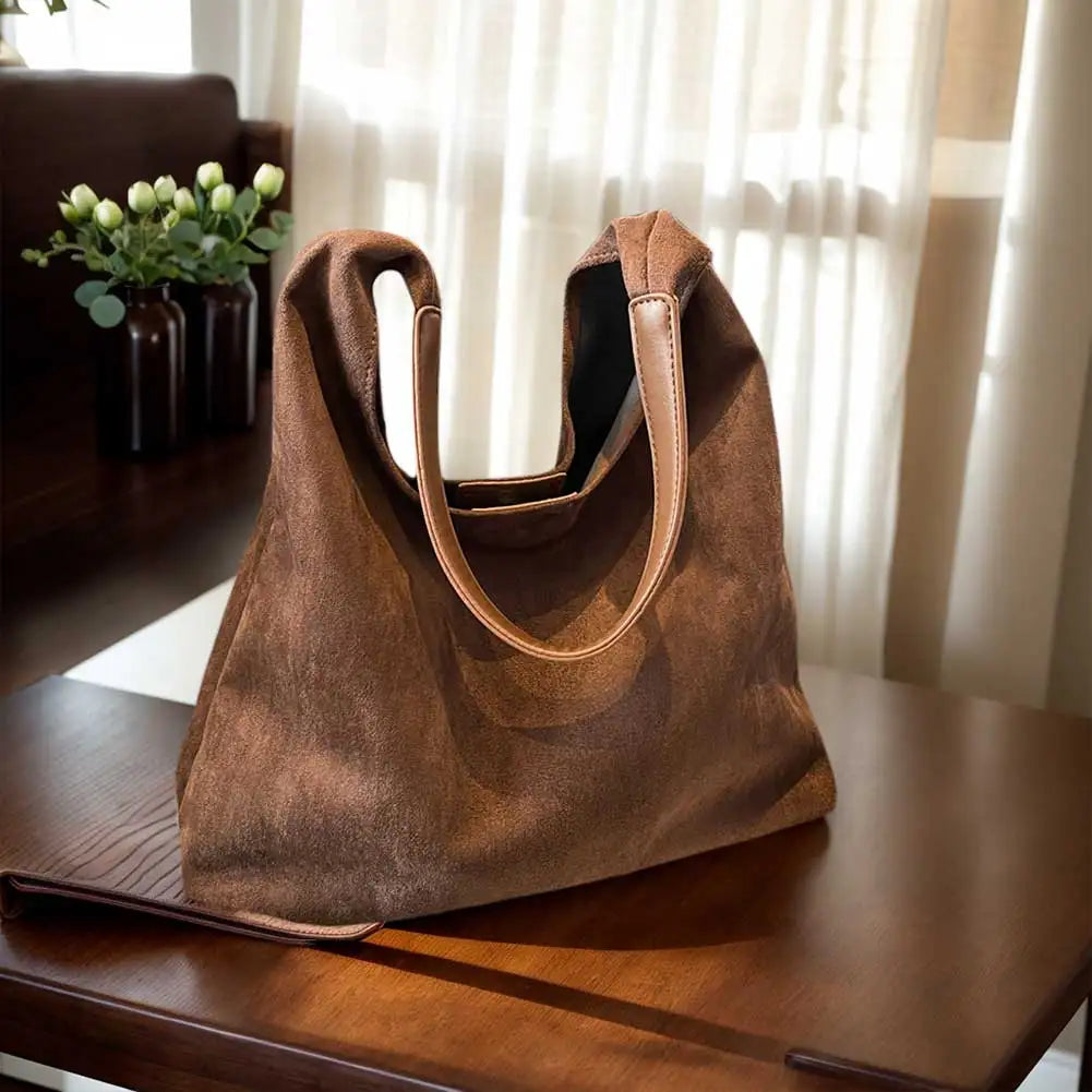 Loose hobo bag with a leather look