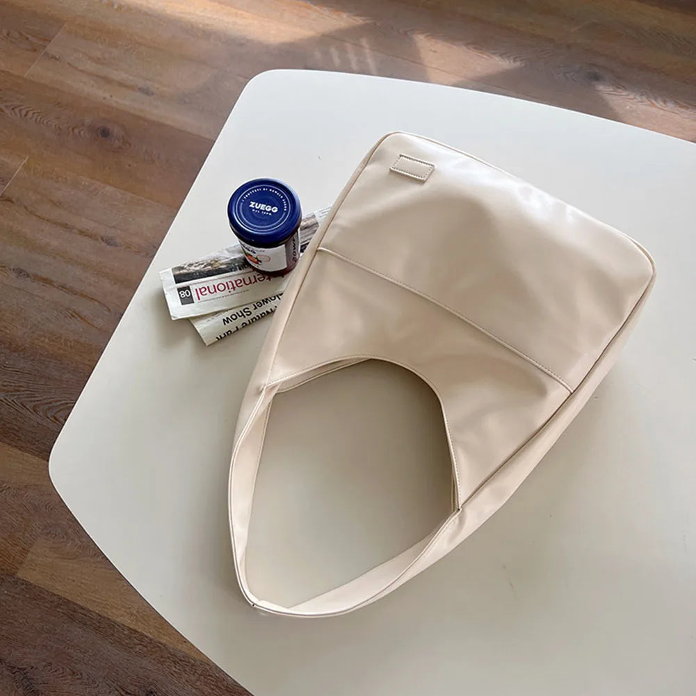 Loose hobo bag with a leather look